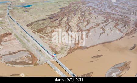 Le Qinghai. 9 Août, 2019. Photo aérienne prise le 9 août 2019, montre la vue de la rivière Tuotuo headstream à la région de fleuve, le plus long fleuve de Chine, dans Tanggulashan Canton de Golmud ville du nord-ouest de la Chine, Province de Qinghai. Credit : Wu Gang/Xinhua/Alamy Live News Banque D'Images