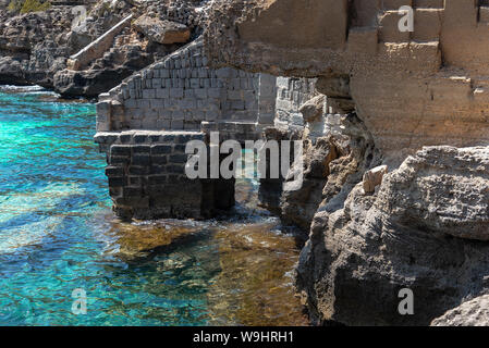 La plage rocheuse de Bue Marino dans la magnifique île de Favignana en Sicile, dans un jour d'été ensoleillé Banque D'Images