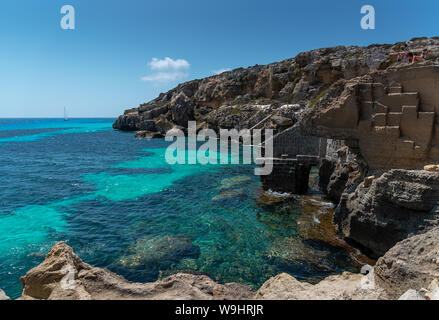 La plage rocheuse de Bue Marino dans la magnifique île de Favignana en Sicile, dans un jour d'été ensoleillé Banque D'Images