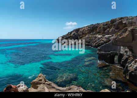 La plage rocheuse de Bue Marino dans la magnifique île de Favignana en Sicile, dans un jour d'été ensoleillé Banque D'Images