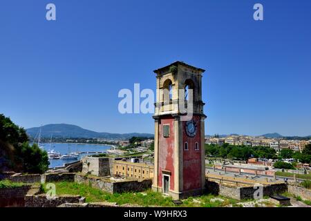 Tour de l'horloge de l'ancienne citadelle de la ville de Corfou, la vieille forteresse, Corfou, îles Ioniennes, Grèce, Banque D'Images