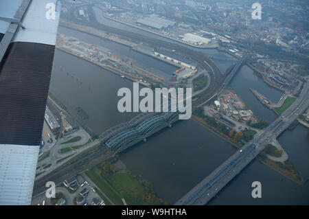 Deux principaux ponts sur rivière de l'Elbe à Hambourg, Allemagne (vue aérienne) Banque D'Images