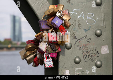 Cadenas d'amour ; Eiserner Steg pont ; Francfort, Allemagne Banque D'Images