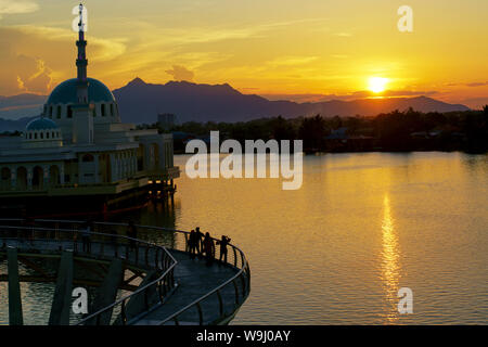 Kuching coucher de soleil depuis le pont Darul Hana, Kuching Malaisie ( Borneo) Banque D'Images