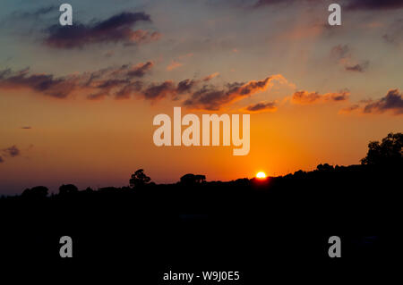 Beau Coucher de soleil Paysage Silhouette, Butera, Caltanissetta, Sicile, Italie, Europe Banque D'Images