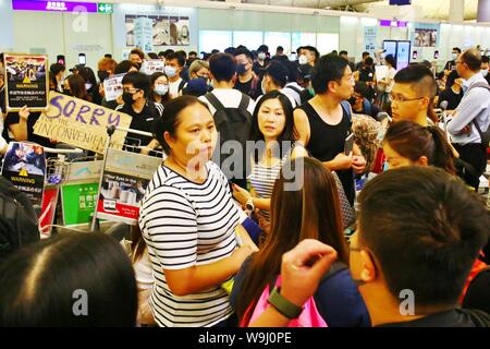 Hong Kong. Août 13, 2019. Les manifestants ont occupé l'Aéroport International de Hong Kong pour plus de 200 vols ont annulé. Les manifestants anti-gouvernementaux cherchent à capter l'attention du monde entier pour demander les cinq principales exigences à remplir. Gonzales : Crédit Photo/Alamy Live News Banque D'Images