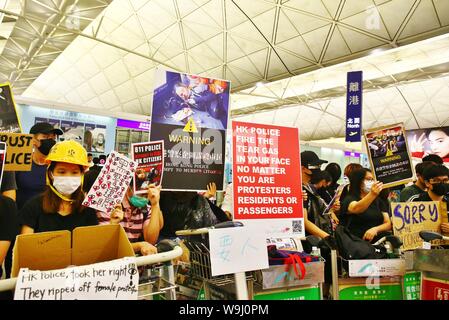 Hong Kong. Août 13, 2019. Les manifestants ont occupé l'Aéroport International de Hong Kong pour plus de 200 vols ont annulé. Les manifestants anti-gouvernementaux cherchent à capter l'attention du monde entier pour demander les cinq principales exigences à remplir. Gonzales : Crédit Photo/Alamy Live News Banque D'Images