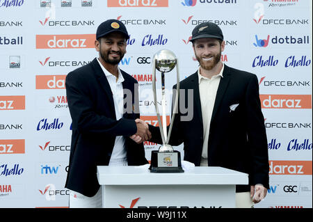 Galle, Sri Lanka. 14Th Aug 2019. Le capitaine de cricket du Sri Lanka Dimuth Karunaratne (L) et de cricket néo-zélandais le capitaine Kane Williamson (R) se serrer la main comme elles posent avant le début de la journée l'un des premier test match entre le Sri Lanka et la Nouvelle-Zélande au stade international de Galle. (Photo de Isuru Peiris/Pacific Press) Credit : Pacific Press Agency/Alamy Live News Banque D'Images