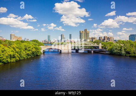 John Weeks Memorial passerelle avec Boston skyline derrière Banque D'Images