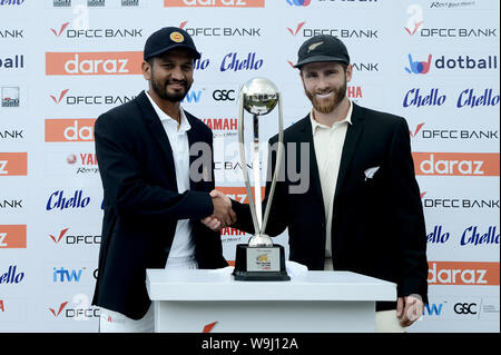 Galle, Sri Lanka. 14Th Aug 2019. Le capitaine de cricket du Sri Lanka Dimuth Karunaratne (L) et de cricket néo-zélandais le capitaine Kane Williamson (R) se serrer la main comme elles posent avant le début de la journée l'un des premier test match entre le Sri Lanka et la Nouvelle-Zélande au stade international de Galle. (Photo de Isuru Peiris/Pacific Press) Credit : Pacific Press Agency/Alamy Live News Banque D'Images