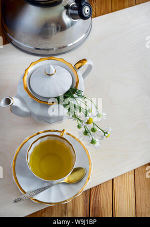 Infusion à la camomille dans une tasse en porcelaine vintage Stock Photo