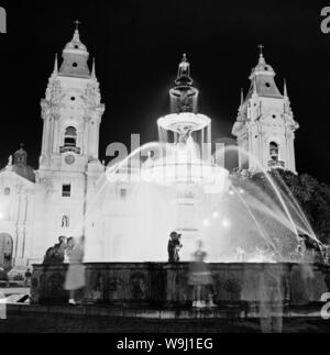 Springbrunnen vor der Kathedrale von Lima auf der Ostseite der Plaza Mayor, le Pérou des années 1960 er Jahre. Fontaine en face de l'entrée de la cathédrale de Lima, le Pérou des années 1960. Banque D'Images