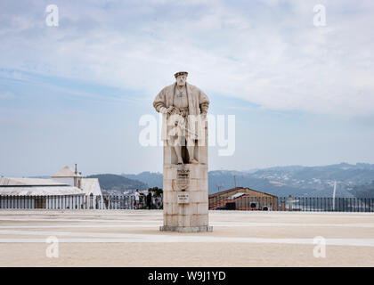 Coimbra, Portugal - 16 juillet 2019 : Statue du Roi Joao III dans la cour à côté de la bibliothèque Joanine Banque D'Images