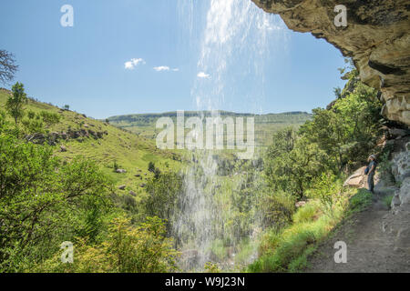 L'Afrique, Afrique du Sud, d'Afrique, du Nord, Drakensberg, KwaZulu-Natal,Kamberg Rock Art Center, femme randonnée cascade unser M., 30074520 *** Capti Local Banque D'Images