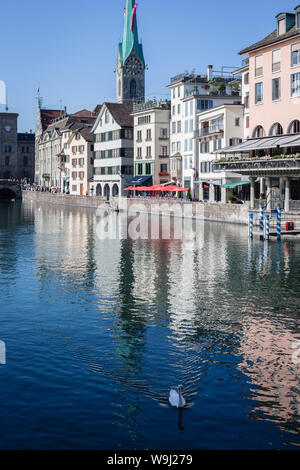 Riverfront de la rivière Limmat dans la vieille ville de Zurich, Suisse Banque D'Images
