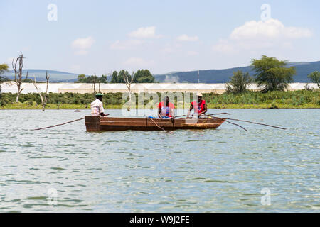 Kenyan Local pêcheur dans petit bateau en bois la pêche dans le lac Naivasha, Kenya, Afrique de l'Est Banque D'Images