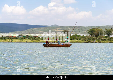 Kenyan Local pêcheur dans petit bateau en bois la pêche dans le lac Naivasha, Kenya, Afrique de l'Est Banque D'Images