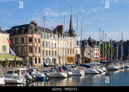 Une vue sur les yachts amarrés dans le vieux port ou le Vieux Bassin à Honfleur, Normandie Banque D'Images