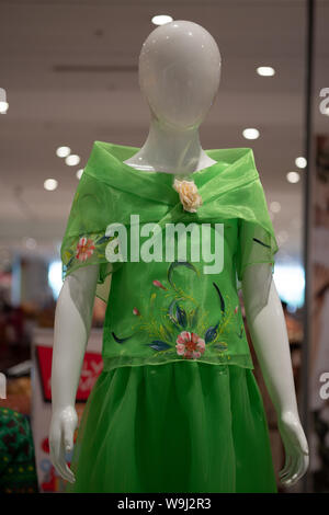 Un costume traditionnel coloré womens des Philippines connu comme un "Baro". Banque D'Images