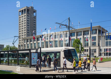Les passagers peuvent y sur un tramway en face de l'Hôtel de Ville au havre sur le tramway du Havre Banque D'Images