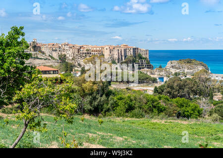 Belle ville historique de Tropea, province de Vibo Valentia, Calabre, Italie Banque D'Images