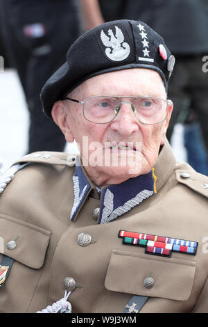 Pologne Varsovie un vétéran de la WW2 Polish NSZ Brygada Swietokrzyska resistance army prend part au 75e anniversaire en août 2019 Banque D'Images
