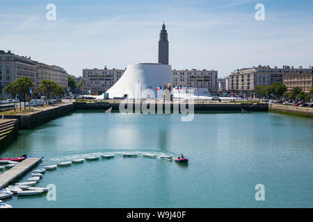 Vue sur le Bassin du Commerce, Le Havre, Normandie, France avec le volcan et l'église St. Joseph dans la distance avec une ligne de bateaux de plaisance Banque D'Images