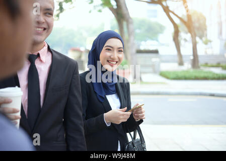 Les musulmans malais business woman having conversation Banque D'Images