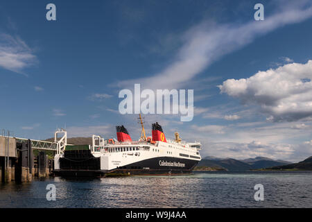 Ferry Caledonian MacBrayne Loch Seaforth accostage à Ullapool, Ecosse. Banque D'Images