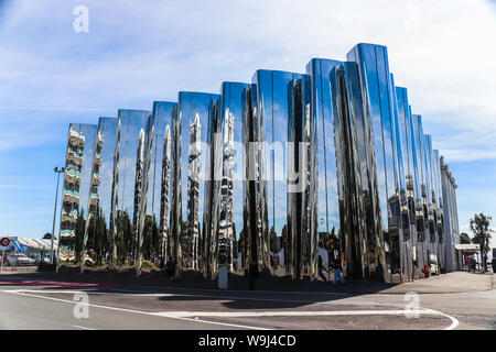 New Plymouth, Nouvelle-Zélande - Mai 2019 : Image de la galerie d'Art de Govett-Brewster sous ciel bleu qui est le musée d'art contemporain et l'h Banque D'Images