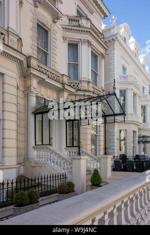 La façade en stuc de style Régence Maison mitoyenne dans Holland Park, London, UK Banque D'Images