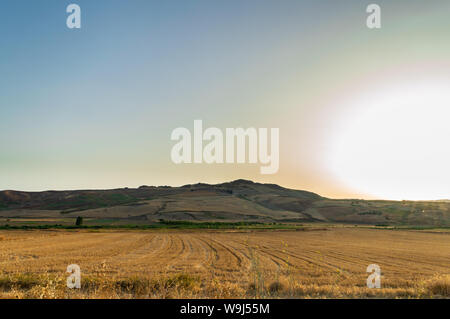 Beaux paysages siciliens au coucher du soleil, Caltanissetta, Sicile, Italie, Europe Banque D'Images