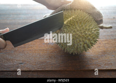 Durian non identifiés vendeur est l'ouverture du durian, Banque D'Images