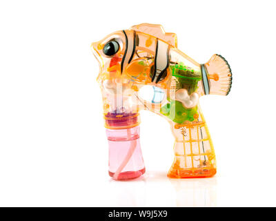 Pistolet jouet Poisson, Bubble Shooter isolé sur fond blanc Banque D'Images