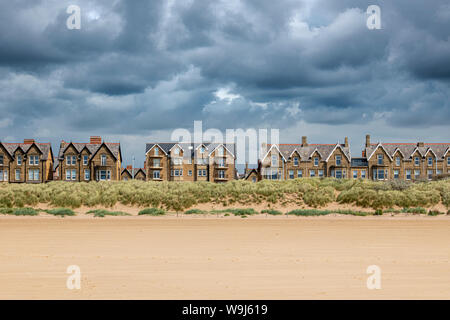 Maisons du front de mer et des dunes de sable à St Annes on Sea, Lancashire Banque D'Images