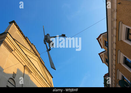 Sandomierz Pologne art sculpture suspendue la figure d'un batelier ( flisak ) par l'artiste polonais Jerzy Kedziora vu en août 2019 Banque D'Images