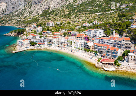 Une vue aérienne du village de Drasnice situé sur la Riviera de Makarska, Croatie Banque D'Images