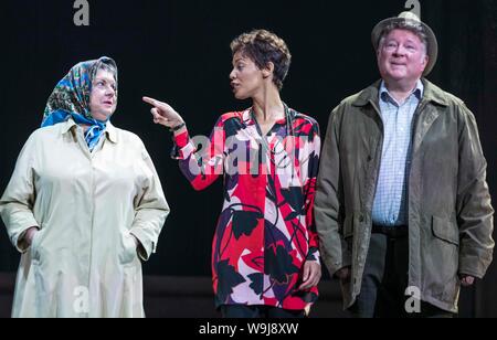 Edinburgh, Ecosse, Royaume-Uni. 14 août, 2019. Chronique de Jackie Kay 20 ans vous pouvez chercher sa mère biologique et le père et sa quête pour eux de reconnaître son existence. Théâtre National de l'Ecosse Red Dust Road est adapté de l'examen de conscience memoir par Jackie Kay, poète, dramaturge, romancier et Makar écossais. C'est un voyage plein de cœur, d'humour et d'émotion profonde, l'exploration de la race, de l'identité et les secrets de famille, avec une curiosité profondément humain et de la compassion. Credit : Riche de Dyson/Alamy Live News Banque D'Images