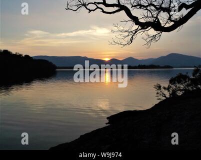 Coucher du soleil sur le Loch Lomond Banque D'Images