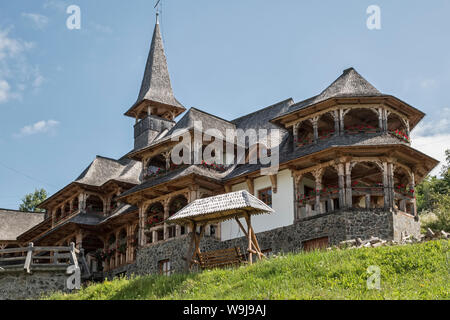 Le monastère ou couvent à Botiza, Maramureș, Roumanie (Mănăstirea Botiza), construit dans le style traditionnel à partir de 1991. Banque D'Images