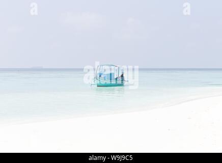 Ari Atoll, Maldives - 25 décembre 2018 : Un marin des Maldives est la pêche sur son bateau bleu appelé 'dhoni' Banque D'Images