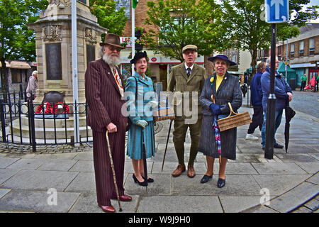 'Guerre' Bridgend. Événement annuel à recréer son & lumière de la DEUXIÈME GUERRE MONDIALE. Un groupe de 4 amis en habits d'époque, ajouter à l'atmosphère de guerre ! Banque D'Images