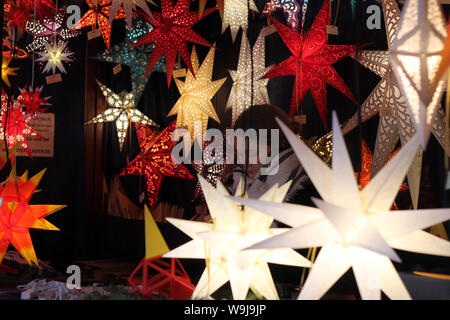 Étoile de Noël lumineux colorés à vendre au cours du marché à Dresde, Allemagne. Banque D'Images