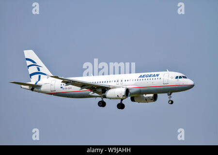 Aegean Airlines Airbus A320-232 SX-AP2 en terres à Malpensa (MXP / LIMC), Milan, Italie Banque D'Images