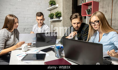 Office de jeunes créateurs travaillent à deux collègues de coopération dans l'espace loft Banque D'Images