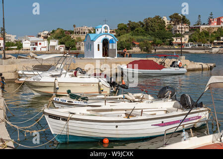 Kalamki Beach, Crète, Grèce. Un peint bleu et blanc chapelle de pêcheurs sur le port de Kalamaki, nord de la Crète. Banque D'Images