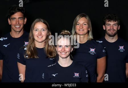 James Fox (à gauche), Ellen Buttrick (deuxième à gauche), Erin Wysocki-Jones (centre), Giedre Rakauskaite (deuxième à droite) et Oliver Stanhope pendant le photocall à l'aviron, le lac Redgrave Pinsent Caversham. Banque D'Images