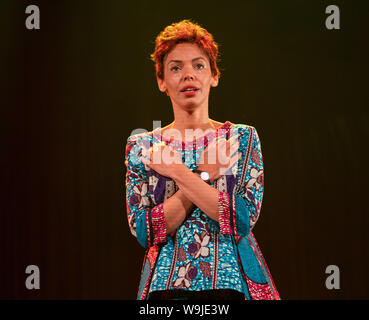 Edinburgh, Ecosse, Royaume-Uni. 14 août 2019. Représentation de la pièce d'aperçu Red Dust Road par le Théâtre National de l'Écosse au Lyceum Theatre pendant le Festival International d'Édimbourg en 2019. Chronique de Jackie KayÕs 20 ans vous pouvez chercher sa mère biologique et le père et sa quête pour eux de reconnaître son existence. La poussière rouge route est adaptée de la memoir par Jackie Kay, poète, dramaturge, romancier et Makar écossais. Credit : Iain Masterton/Alamy Live News Banque D'Images