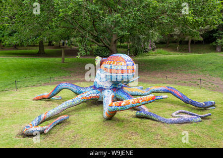 Le Yorkshire Sculpture Park (PSY), à l'ouest de Bretton, près de Wakefield, West Yorkshire, Angleterre. Sculpture par Marialuisa Tadei intitulé Octopus (Privoxy) 201 Banque D'Images