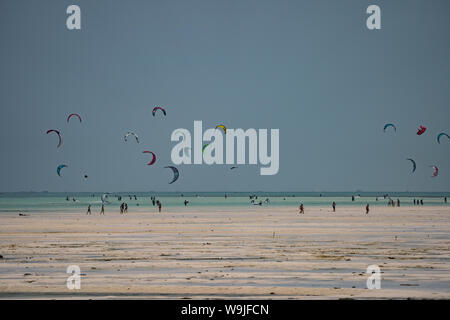 Le kitesurf dans l'Océan Indien photographié sur la côte est de Zanzibar, Banque D'Images